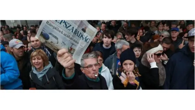 معترضین به بسته شدن مهمترین روزنامه منتقد دولت