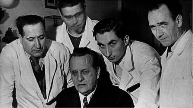 নাৎসিবাদী খ্যাতিমান ডাক্তার এডুয়ার্ড পার্নকপ্ফের ২০ বছর মেয়াদী একটি প্রকল্প ছিল এই এনাটমি গ্রন্থ