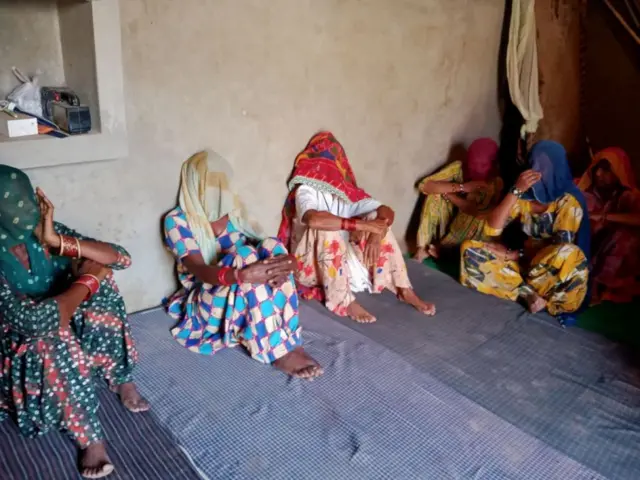 लाल चुन्नी से चेहरे को ढंकी मृतक की दादी और उनके बाएं मृतक की मां