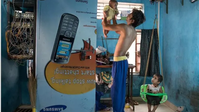 رضوان شيخ وابنتيه في منزلهم الكائن بأحد أزقة مومباي، ويأمل أن تصبح ابنته زافينه ذات الثلاثة أعوام طبيبة