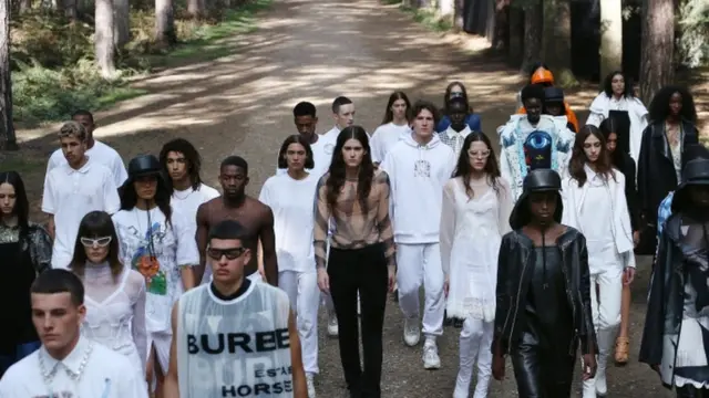 倫敦時裝周(Burberry)2021春季秀在野外樹林中舉行