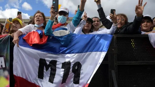 Simpatizantes del extinto grupo guerrillero M-19 asistieron a la poresión presidencial.