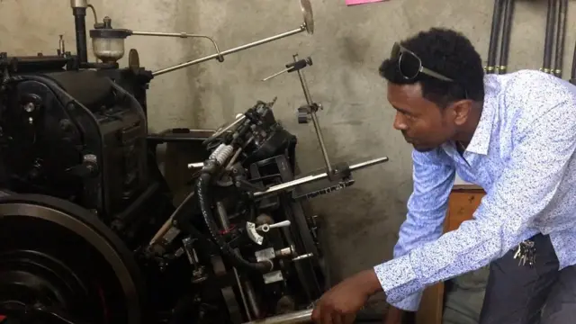 Dargaggoo Abarraa maashina ittiin hojii maxxansaa hojjatu waliin