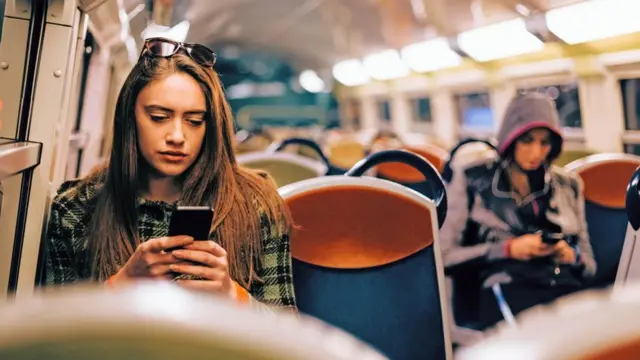 Дівчина зі смартфоном