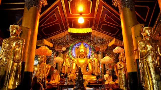 В янгонской пагоде Шведагон выставлены статуи бирманских святых-магов