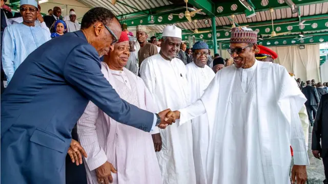 Shugaban Najeriya, Muhammadu Buhari yana gaisawa da shugaban Rwanda Paul Kagame a lokacin bikin.