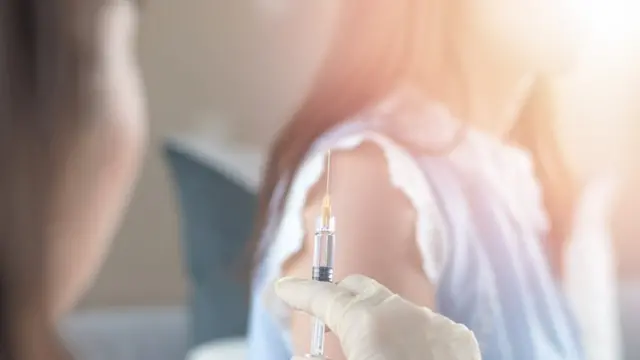 Femme recevant une vaccination