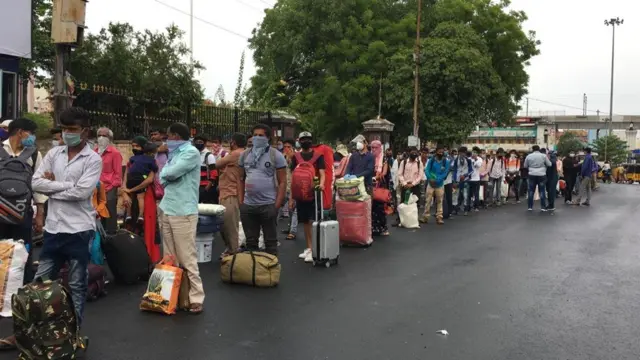 సికింద్రాబాద్ రైల్వే స్టేషన్‌ వద్ద ప్రయాణీకులు