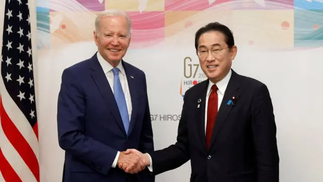 Fumio Kishida (à droite) et Biden