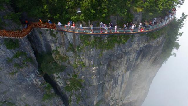 Un puente de vidrio en un acantilado en China