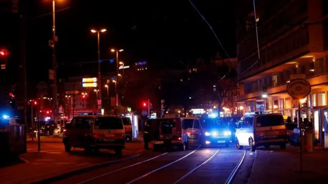 Olayın yaşandığı bölgeye çok sayıda polis sevk edildi.