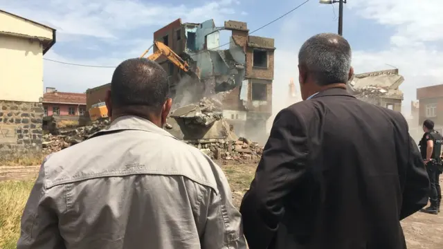 Sur'da evler yıkılıyor