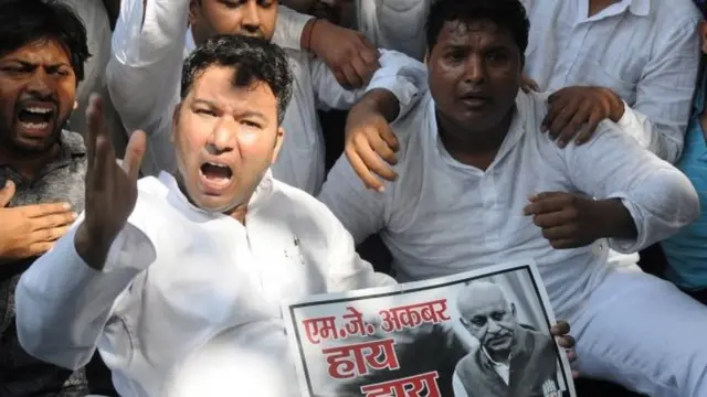 एमजे अकबर के विरोध में प्रदर्शन