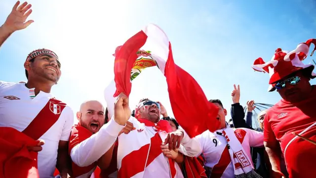 Fanáticos peruanos alientan a su selección en Nueva Zelanda.
