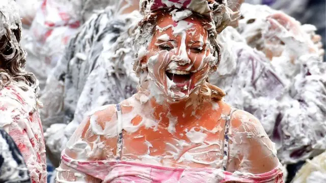 ફીણની હોળીની મસ્તી