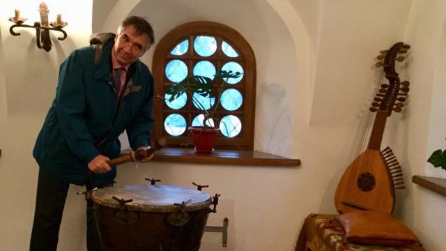 Роман Ващук грає на тулумбасі в музеї Батурина