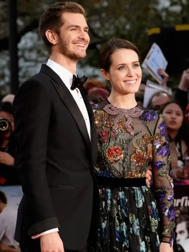 أدى أندرو غارفيلد وكلير فوي دوري البطولة في الفيلم