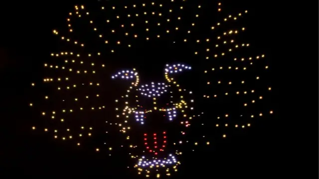 La imagen de un león creada con drones en el cielo de Londres.