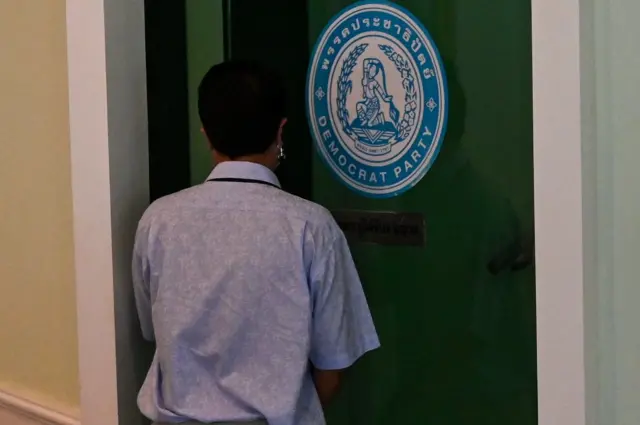 นายปริญญ์หันหลังกลับหลังจากประกาศลาออกจากทุกตำแหน่งในพรรคประชาธิปัตย์