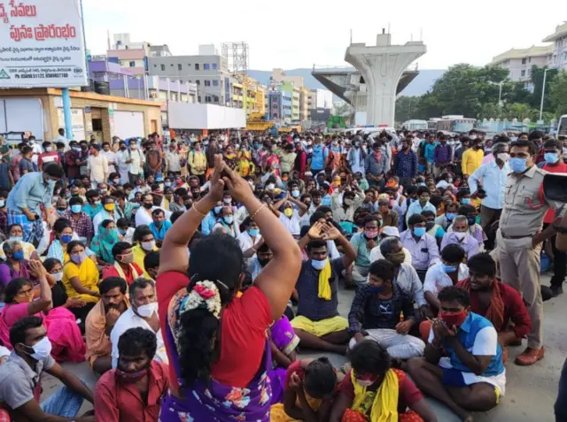 శ్రీనివాసం వద్ద ఆందోళన చేస్తున్న భక్తులు