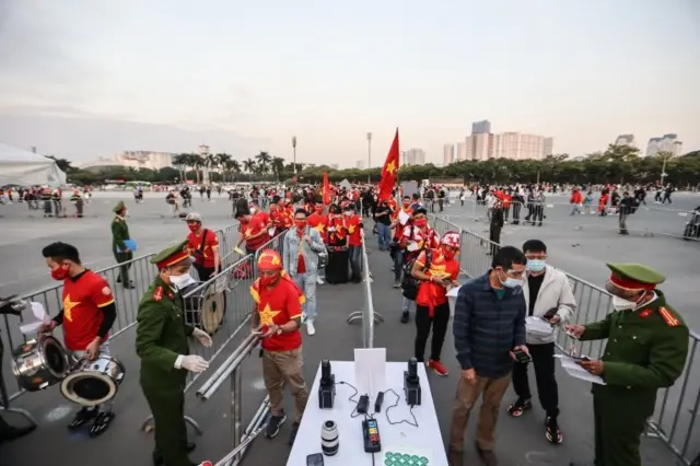 Người đi xem bóng đá ở Hà Nội