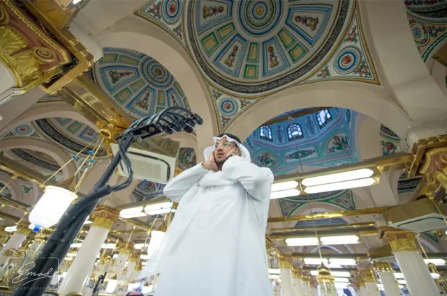 Wani daga cikin ladanan Masallacin Madina ke kiran sallah