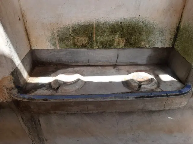 स्कूल में पानी के बर्तन रखने का स्थान