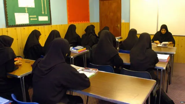 ਮੁਸਲਿਮ ਭਾਈਚਾਰੇ ਵੱਲੋਂ ਸੰਚਾਲਿਤ ਕਈ ਸਕੂਲ ਸੈਂਕੜੇ ਮੁਸਲਮਾਨਾਂ ਕੁੜੀਆਂ ਨੂੰ ਧਰਮਨਿਰਪੱਖ ਸਿੱਖਿਆ ਦੇਣ ਵਿੱਚ ਸਫ਼ਲ ਰਹੇ ਹਨ