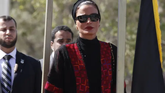 أثار المغرد الاماراتي حمد المزروعي جدلا في الدول الخليجية بعد أن نشر تغريدة "مسيئة" على حسابه عن والدة أمير قطر الشيخة موزة بنت ناصر