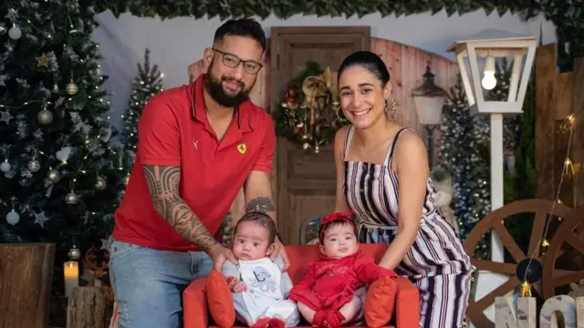 Juliana Miyashima com o marido Daniel e os gêmeosgol bet apostasum ano, Yasmin e Miguel