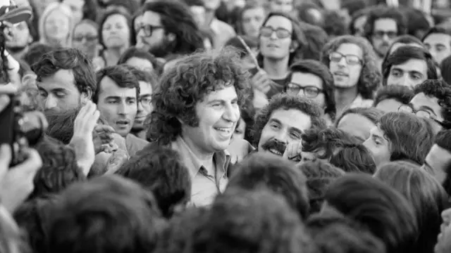 Mikis Theodorakis regresó a Atenas el 24 de julio de 1974 tras su exilio en Francia.