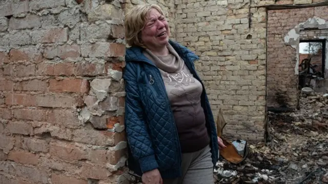 ኣብ ዝተቓጸለ ገዛኣ ኾይና እትበኪ ሰበይቲ