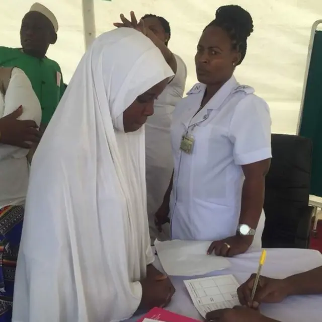 Msichana mmoja akiandikishwa katika zoezi la uzinduzi