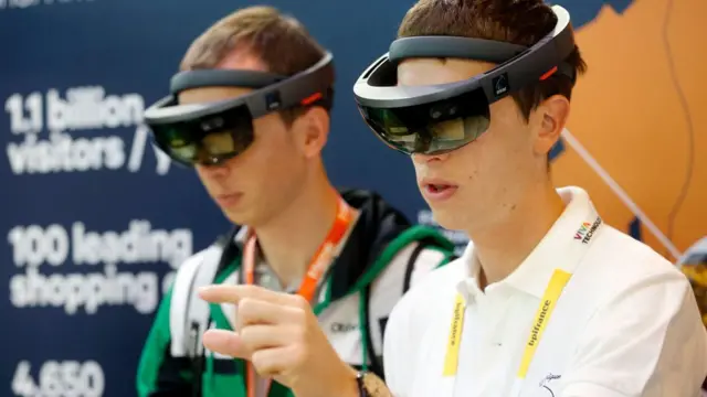 Dos jóenes con gafas de realidad aumentada