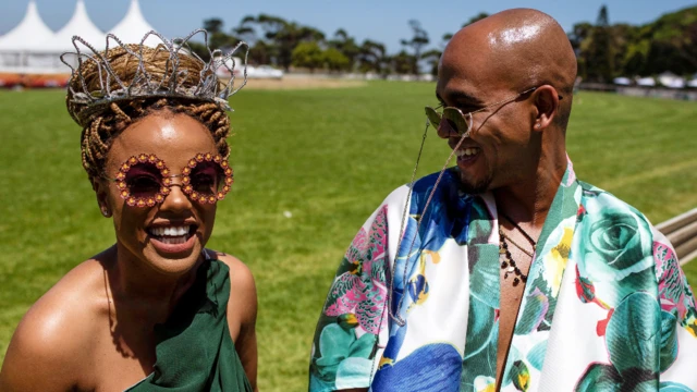 Un couple à la course de chevaux The Met à Cape Town, Afrique du Sud - samedi 29 janvier 2022