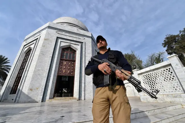 पाकिस्तान, सूफी दरगाह