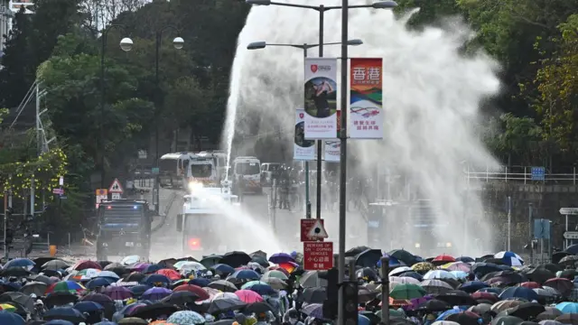 ฉีดน้ำใส่ผู้ประท้วง