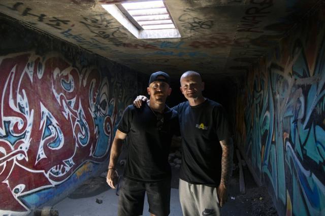 Joe Riordan y Robert Banghart, voluntario y director de divulgación de Shine A Light, quienes descienden cada sábado a los túneles a visitar a sus habitantes y ofrecerles ayuda, en un túnel de Las Vegas, Nevada, Estados Unidos, el 29 de abril de 2023.