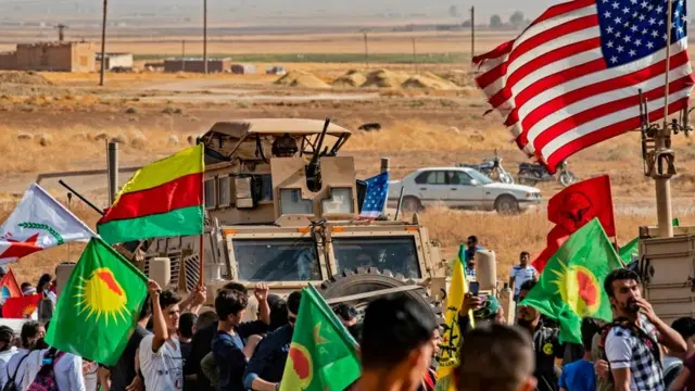 suriyenin kürt bölgesinde kürtler ve abd askerleri