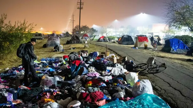 Во многих местах возведены палаточные центры для размещения эвакуированных