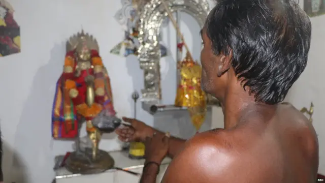 "මේක විශේෂයෙන් සිදුවෙනවා දේවාල සහ පන්සල්වල. ඒ අය ඔක්කොම වගේ ලෙඩ වෙනවා"