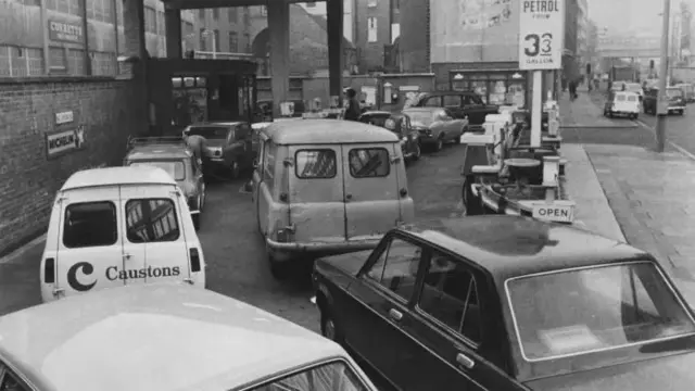 Londra'da 1973'te bir benzin istasyonunda kuyruktaki araçlar