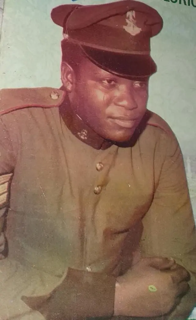 Sikiru Ayinde Barrister ṣiṣẹ ologun, ko to o di olorin Fuji patapata. Koda, o ja nibi ogun Biafra.