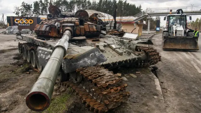 কিয়েভের উপকণ্ঠে বিধ্বস্তা রুশ ট্যাংক।