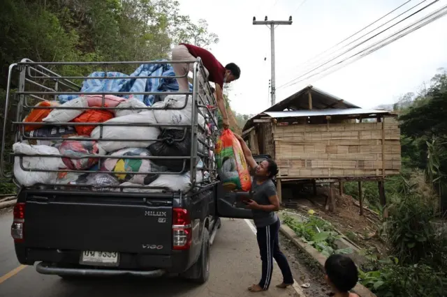 ผู้ใจบุญนำข้าวสารมาแจกชาวบ้านแม่สามแลบ