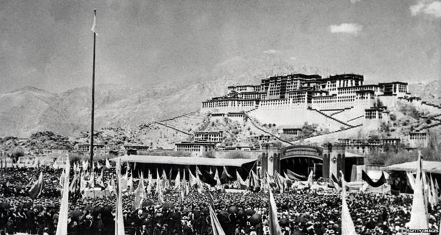 ल्हासा में दलाई लामा के महल के चारों ओर जमा लोग.