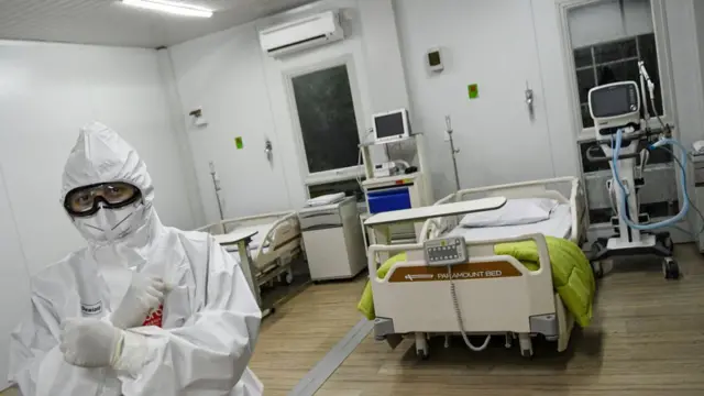 Seorang dokter berdiri di dalam salah satu ruang modular di Rumah Sakit Pertamina Jaya, Cempaka Putih, Jakarta, Senin (06/04).