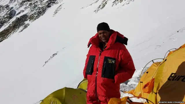 යොහාන් පීරිස් එවරස්ට් කඳු මුදුන බලා යන අතරතුර (සංරක්ෂිත ඡායාරූපයක්)