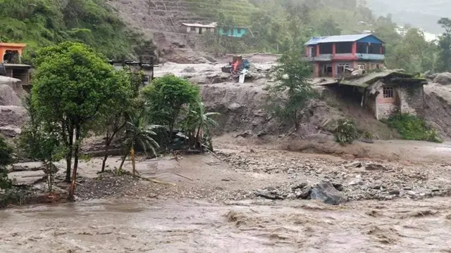 सिन्धुपाल्चोकको बाह्रबिसेको जम्बुका ठाडो खोलामा आएको बाढीले १५ घर बगाएको छ भने पहिरोमा परी दुई जनाको निधन र १३ जना बेपत्ता भएका छन्