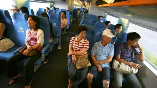 Подорож в обидва кінці, довжиною в 60 км триває приблизно 20 хвилин